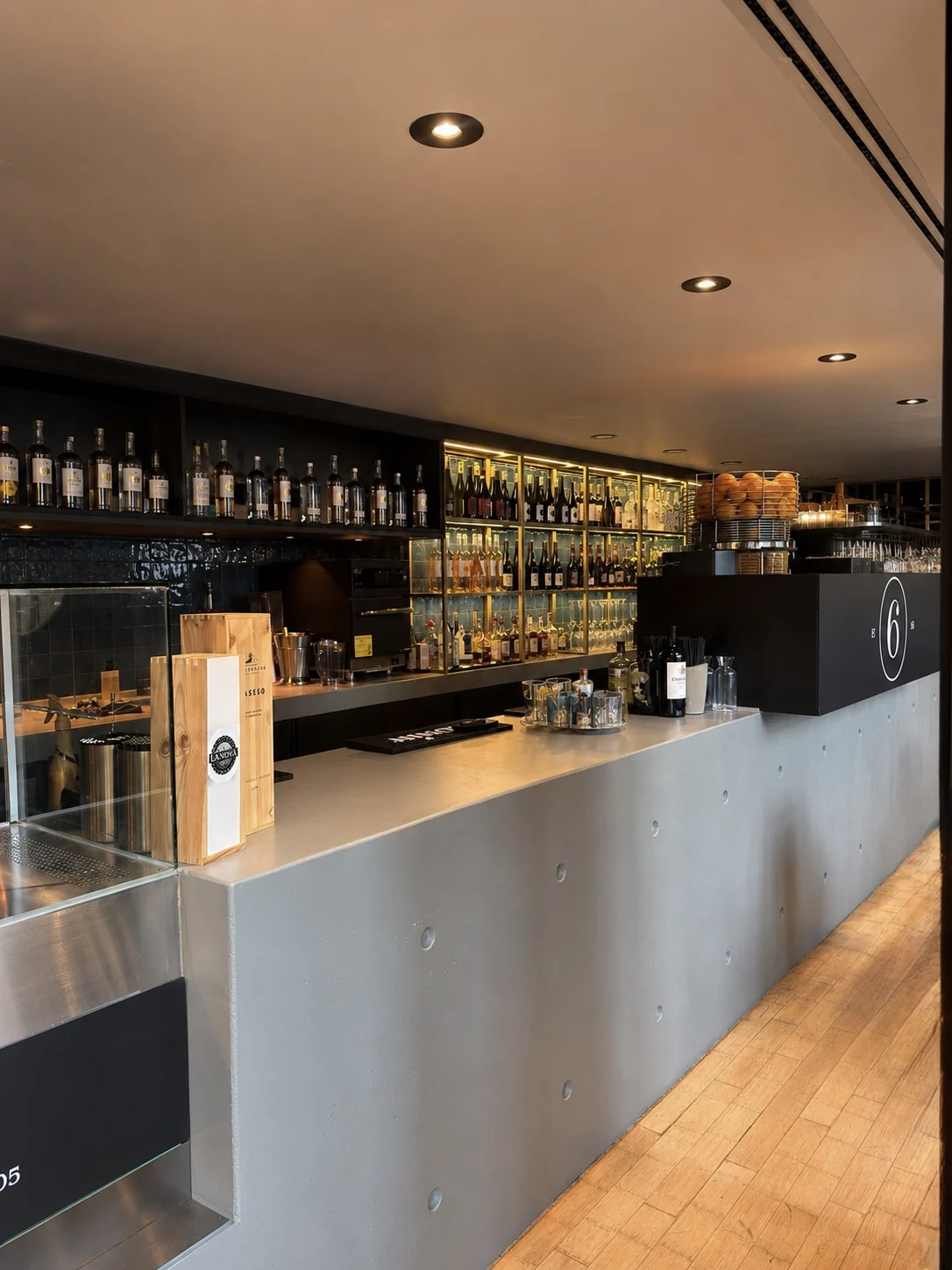 Barbereich mit Spirituosen- und Weinpräsentation und aufgeräumter Servicestation