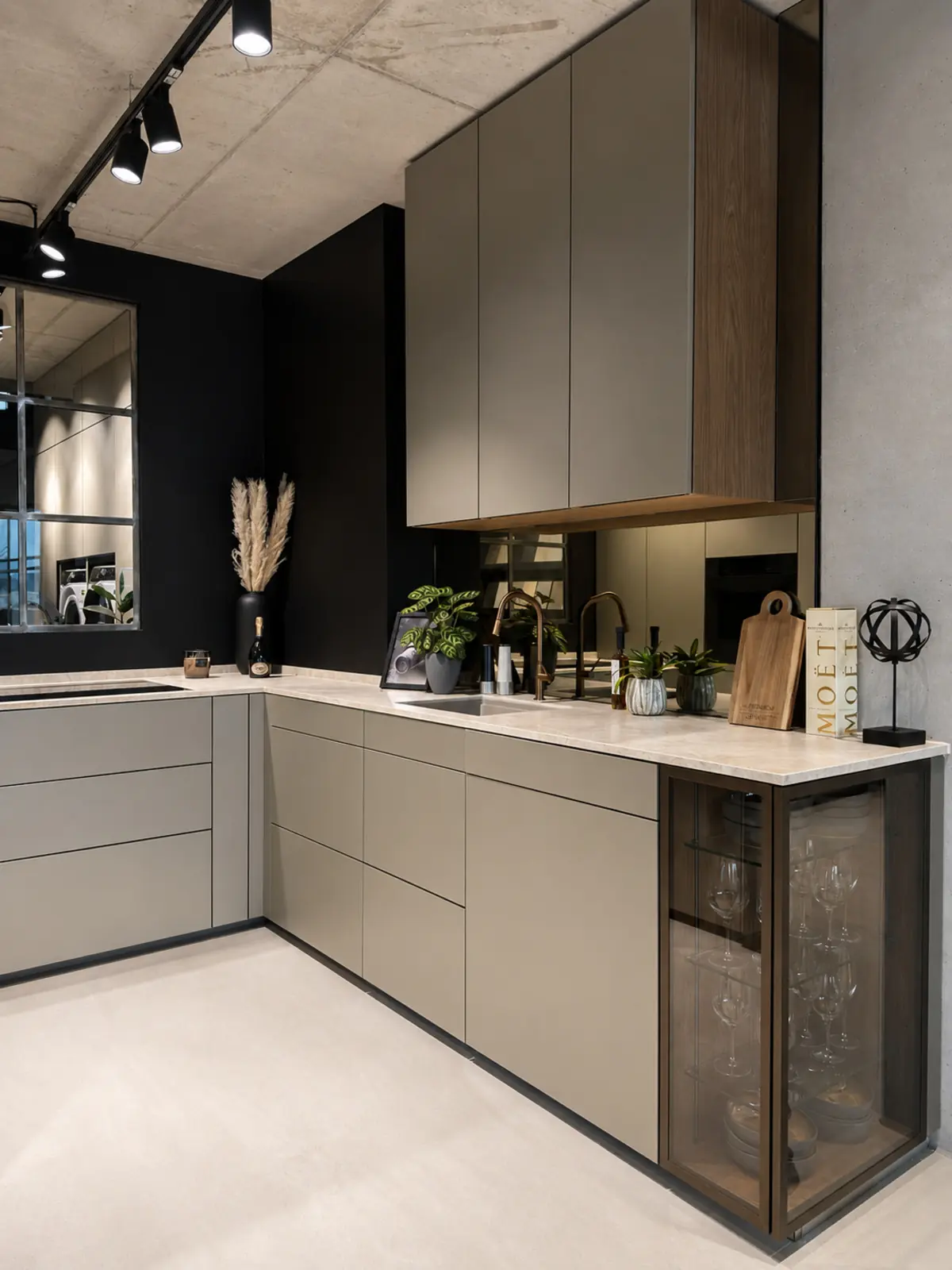 L-förmige Küche in Taupe mit Spiegelrückwand, Glasvitrine und dekorativer Ausstattung