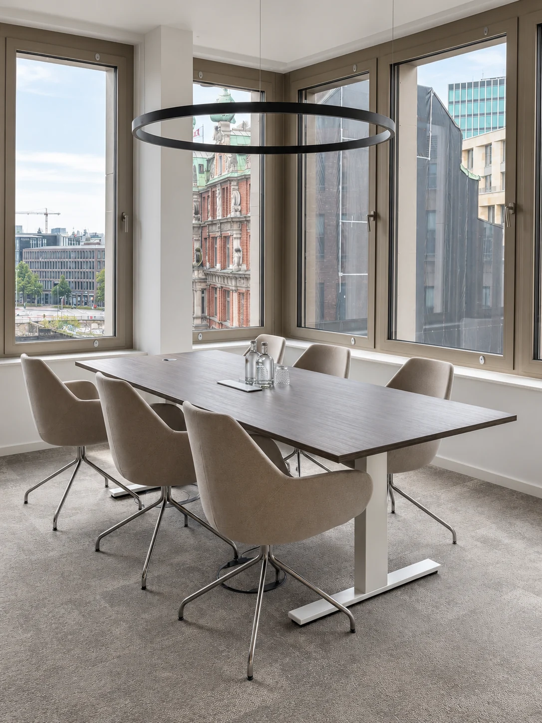 Meetingraum in Ecklage mit Blick über die Hamburger Innenstadt