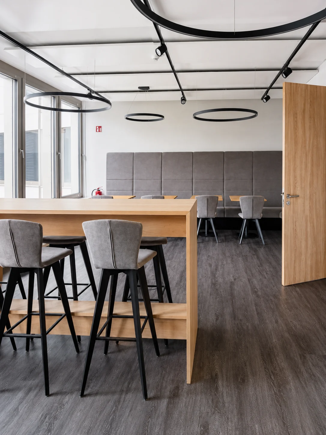 Bar- und Aufenthaltsbereich mit Hochtisch und Barhockern