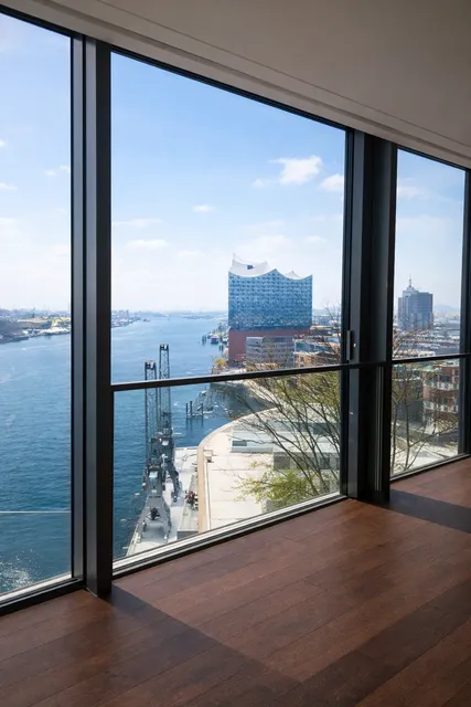 Bodentiefe Fensterfront mit Blick auf die Elbphilharmonie nach der Glasreinigung