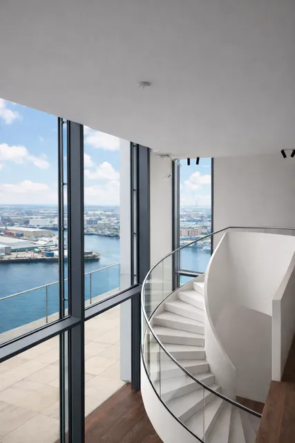 Wendeltreppe und bodentiefe Fenster im gereinigten Penthouse