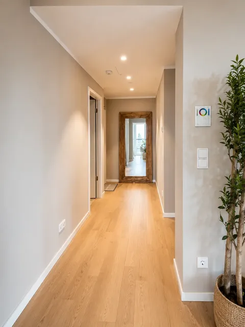 Heller Flur mit gepflegten Oberflächen in der Privatwohnung