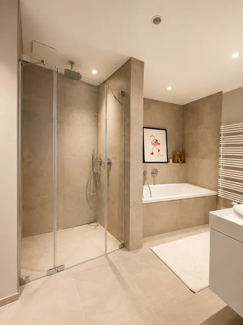 Gepflegtes Badezimmer in Beigetönen