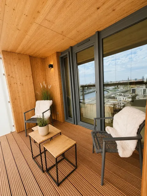 Loggia mit Holzverkleidung nach der Reinigung