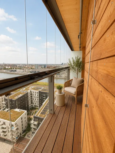 Loggia mit Holzverkleidung und Ausblick